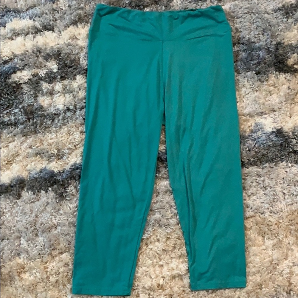 Brand new sea foam butter soft Capri leggings (PS)